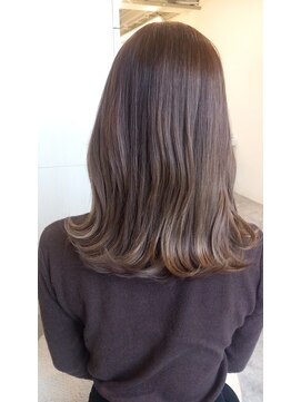 アナ ラーナ(Anna Lanna) ラテグレージュ×顔周りレイヤーカットミディアム