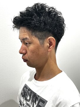 ヒュイル バイ ニアウ(Hwyl by Niau) メンズマッシュパーマニュアンスパーマスパイラルパーマ刈り上げ