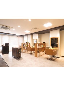 大人女性の複合的な髪の悩みに応えるエイジングケアサロン。ゆったりとした空間でサロンタイムを...