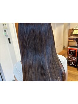 骨格、髪質に合わせたパーソナルなカット。再現性と艶を両立し、あなただけのパーソナルなデザインに。