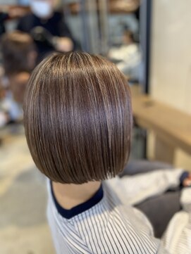 ニーイチイチ(211) ボブ/ハイライト/白髪ぼかし