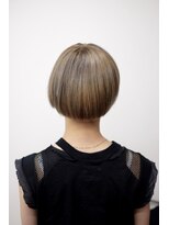 バングス(bangs)&nbsp;マッシュショートのシルバーアッシュカラー。