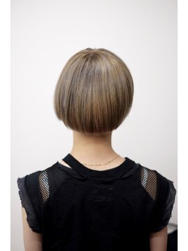 バングス(bangs) マッシュショートのシルバーアッシュカラー。