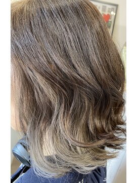 ヘアー ラウンジ コン モア(hair lounge Comme moi) インナーグレージューカラー　外ハネロブスタイル