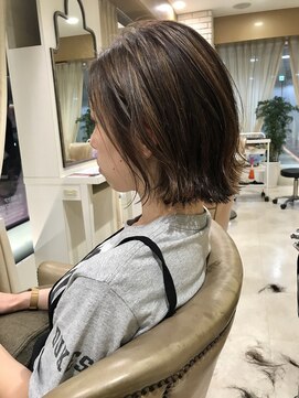 アイコニックナゴヤ(AIconic nagoya) 毛束感際立つハイライト肩上外ハネ切りっぱなしボブ