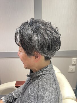 エヌドットバーバー ギンザ(N.BARBER GINZA) ツーブロック刈り上げ／グレイアッシュ/パーマ風【銀座】