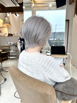 アルーナビューティデザイン ショートのシルバーカラー