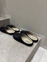 “靴を脱いでくつろぐ美容室”で叶う極上美髪体験【美髪矯正/トリートメント】