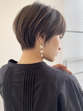 イヴォークトーキョーオーサカ(EVOKE TOKYO osaka) おしゃれショート 似合わせカット 耳かけ ナチュラル 暗髪