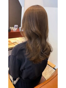 マーリャヘアー(mallia hair) やわらかい質感のウェーブ×艶カラー