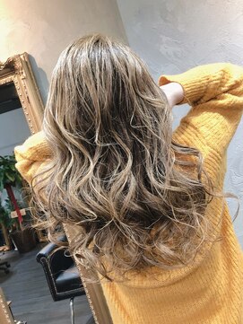 ヘアーシグネチャー(Hair Signature) 外国人風ハイトーンハイライトベージュxゆる巻きMIXカール