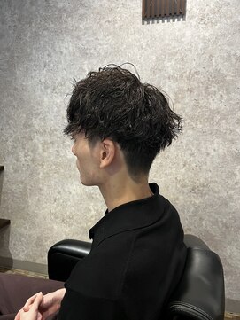 キタセンジュバーバー バイ ティーズ(KITASENJU BARBER by T's) 波打ちスパイラルパーマ