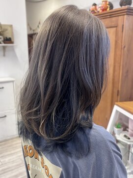 フラバー(flover) 全体ブリーチ１回~グレージュ×インナーネイビーブルー