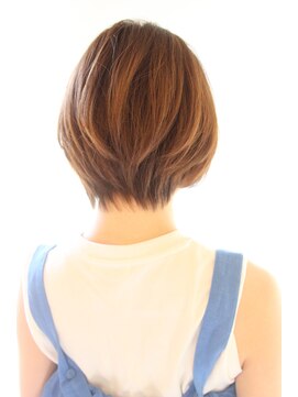 レウナ 外苑前(Reuna) 大人可愛いひし形ショートボブ　頭の形が良く見えるスタイル