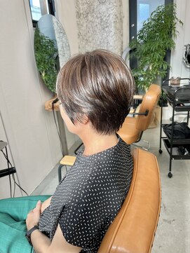 セム(sem) ショートボブ×白髪ぼかしハイライト×髪質改善カラー