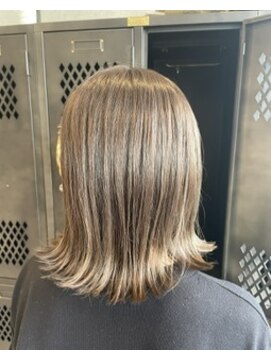 アチーブリス(achieve Liss) 明るめ オリーブカラー ツヤ髪 カジュアル外ハネミディ