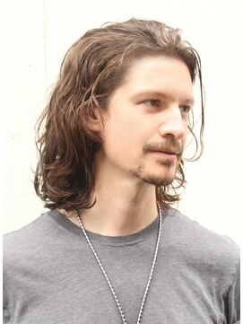 ワースホワイル(WORTH WHILE) 刈り上げセンターパートサーフカールフェザーパーママレットヘア