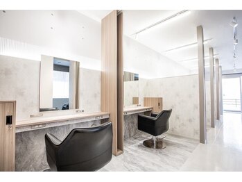 ロアン 福津店(roan)の写真/【半個室×完全マンツーマン】親身な専属美容師が貴女の髪質・好みを理解し、なりたいイメージを再現♪