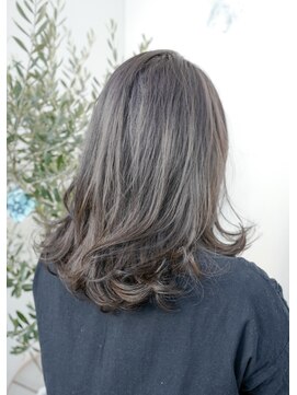 モカ ヘアーデザイン(moca HAIR DESIGN) グレージュで染めたセミロング