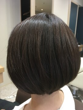 ヘアサロンアンドヘアメイクディー(hair salon hair make D) 大人かわいい 前下がり黒髪 こだわりツヤツヤボブ 丸みショート