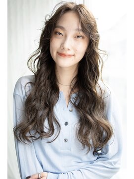 マグノリア オモテサンドウ(MAGNOLiA Omotesando) ショコラベージュがオトナ可愛いロングウェーブパーマ・YOSHIBA