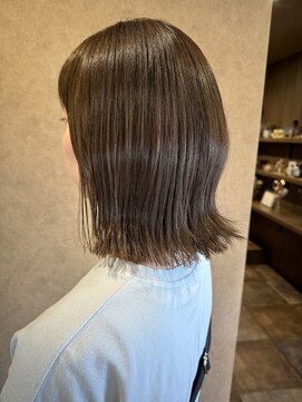 イロハ(iroh) イルミナカラー/オリーブベージュ/外はねボブ