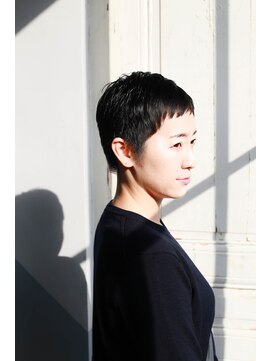 ホワイトルーム(White Room) 黒髪ベリーショート