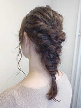 アンサム リリー(UNSOME Lille) ヘアセット/ラベージュ/フィッシュボーン