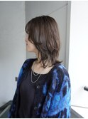 大人ミディアムウルフレイヤーカットくびれレイヤー顔まわり
