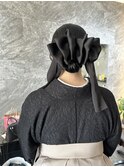 シンプルシニヨンに大きいリボン