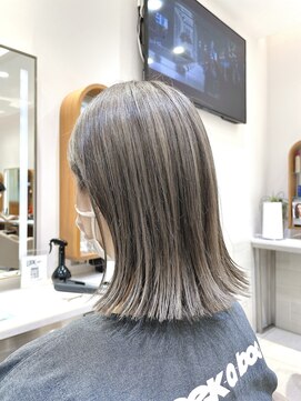 ピークアブー アヴェダ ギンザシックス(PEEK-A-BOO AVEDA GINZASIX) 切りっぱなしボブ/外ハネぱっつんボブ/シークレットハイライト