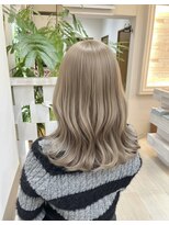 フゥカ 類家店(fuka)&nbsp;柔らかいのに垢抜けるヘーゼルベージュ