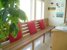 アートヘアー ライズ(ART HAIR RISE)の雰囲気（明るい光が差し込み暖かい待ち合い。ゆっくりとお寛ぎ下さい。）