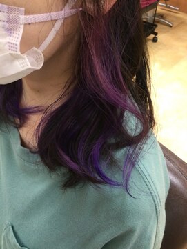 ヒラトヤ 肴町店 ピンクバイオレットインナーカラーゆるふわウェーブ巻きミディ