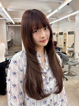 ヒュー 広島(HEW) Y2Kザクザクフェイスレイヤーワイドバングロングへア20代30代