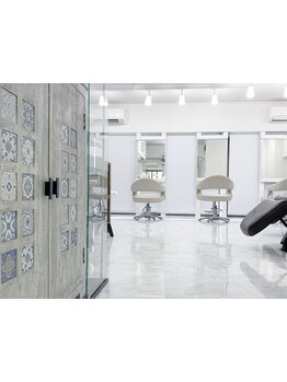 【北谷】隠れ家×少人数で居心地の良さ抜群◎白を基調とした落ち着いた雰囲気のプライベートサロン！