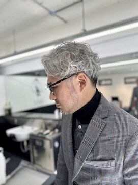 バーバー ミキ 塚本(BARBER MIKI) 低めの刈り上げツーブロックにパーマが旬