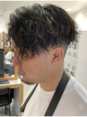 ツイストスパイラルパーマセンターパートフェザーパーマ刈り上げ