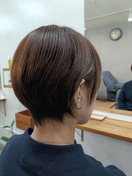 大人ショートで魅力度UP、朝のスタイリングも簡単に決まります♪