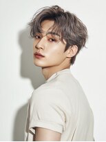 カットもパーマもイケメンパラダイス Men's天王寺 透明感シルバーグレージュ × 大人ニュアンスショート