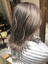 トレス(TRESS)&nbsp;ホワイトベージュレイヤースタイル