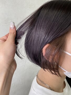 キキ(kiki by KENJE) 【チラッと見えるイヤリングカラー♪】ボブ × インナーカラー