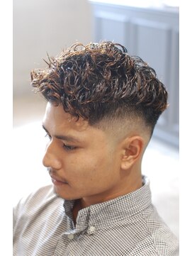 ハングアウト(Hangout) バーバースタイル/フェード/スペインカール/ショートハーパー