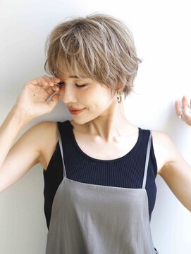 透明感ハイトーングレージュで魅せる大人の軽やかショート