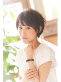 お手入れ簡単♪斜めバングのふんわり小顔ショート