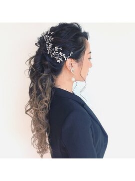 シャンプー 本庄店(SHAMPOO) ロングヘアとグラデーションを活かしてポニテール風ハーフアップ