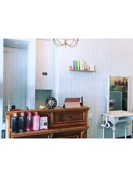 【阪急塚口駅徒歩3分】ゆったり落ち着ける雰囲気の店内とスタッフの穏やかな人柄が魅力のサロン☆