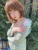 カジュアルフェミニンなレイヤーウルフミディ