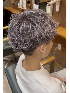 ヘアーサロン アトリエ(Hair salon ATORIE) ショートヘアブリーチカラーシルバーカラー