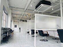 ヘアデザイン ゴドバン(Hair Design Gdobant)の雰囲気(自然光も入り明るくスタイリッシュな落ち着きのある店内)